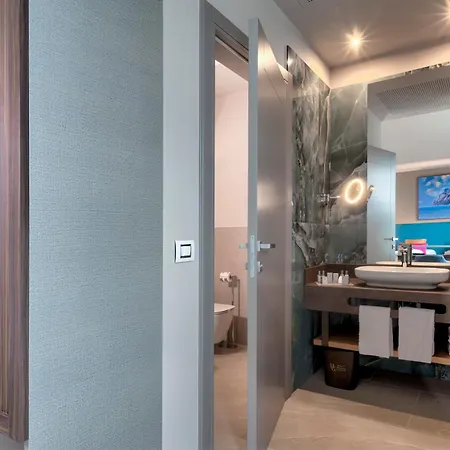 فندق Sky View Garda By Galvani 4*
