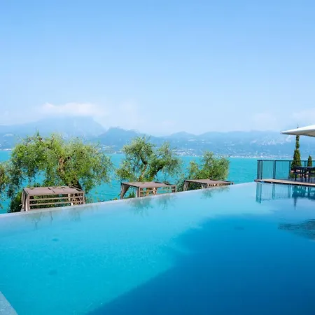 Отель Sky View Garda By Galvani Торри-дель-Бенако