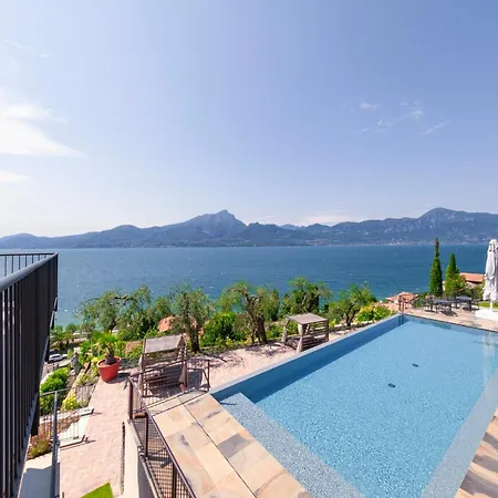 Отель Sky View Garda By Galvani Торри-дель-Бенако