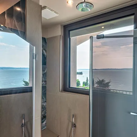 Отель Sky View Garda By Galvani Торри-дель-Бенако