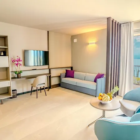 Отель Sky View Garda By Galvani Торри-дель-Бенако